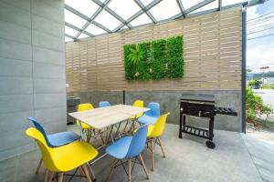 T'ung-koにある愛旅行民宿のテーブルと椅子とグリルのあるパティオ