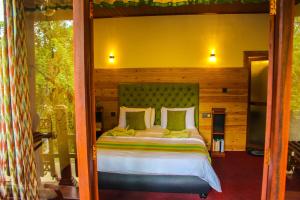 een slaapkamer met een groot bed in een kamer bij Ella Mc Queen Homestay in Ella