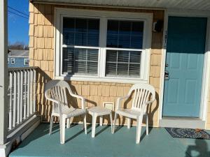 2 sillas y una mesa en el porche de una casa en Shoreline Suite, en Old Orchard Beach