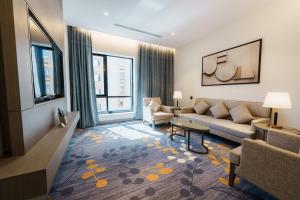 ターイフにあるفندق الودق البيعةのソファとテーブルのあるリビングルーム