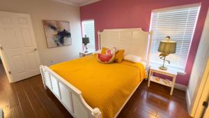 - une chambre avec un lit jaune et un bol dans l'établissement Modern Beach Home with Pool Steps Away, à South Padre Island