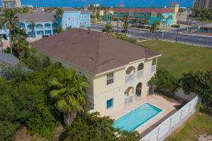 Hồ bơi trong/gần Ground Floor Apartment with Pool Walk to Beach +58 ảnh