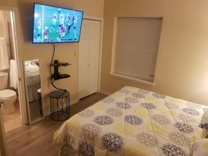 TV/trung tâm giải trí tại Ground Floor Apartment with Pool Walk to Beach