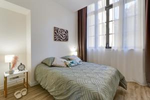 Un dormitorio pequeño con una cama y una ventana. en Résidence de Charleville-Mézières, en Charleville-Mézières