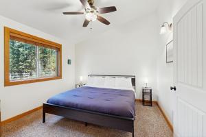 Ένα ή περισσότερα κρεβάτια σε δωμάτιο στο Pine and Paw Haven