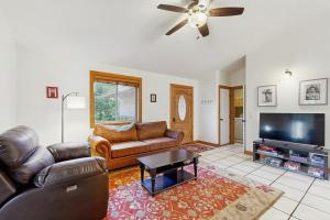 Μια τηλεόραση ή/και κέντρο ψυχαγωγίας στο Pine and Paw Haven