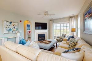 TV a/nebo společenská místnost v ubytování Bayside Resort --- 31574 Winterberry Pkwy #210