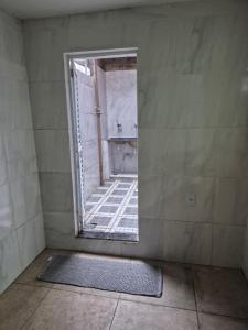 une pièce vide avec une porte ouverte donnant sur une salle de bain dans l'établissement Casa Dormitório na Cidade Nova 8 próxima da Vila cop 30, à Ananindeua
