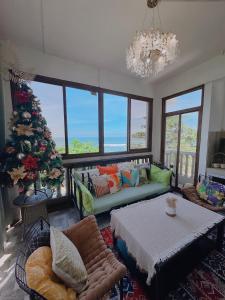 Posezení v ubytování Villa Roco Private Beachfront Villa at Elyu