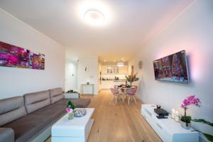 TV a/nebo společenská místnost v ubytování Maya's Flats & Resorts - River View