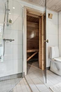 a bathroom with a shower stall and a toilet at Family Cabin With Views Over Hadeland in Roa