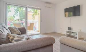 TV a/nebo společenská místnost v ubytování Spacious Modern Family House with sea view - Aguadulce Almeria