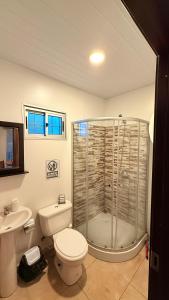 a bathroom with a shower and a toilet and a sink at Casa excelente ubicación en Atlántida Sur in Atlántida +34 photos