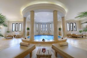 un grand hall avec une grande piscine au milieu dans l'établissement JAZ Belvedere, à Charm el-Cheikh