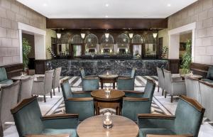 un restaurant avec des tables et des chaises et un bar dans l'établissement JAZ Belvedere, à Charm el-Cheikh