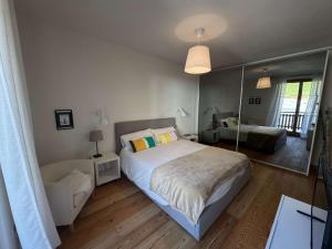 a bedroom with a large bed and a mirror at Siera View Apartment - Comfort e Relax a Sappada in Ecche