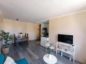 a living room with a couch and a table and a television at El Hogar de Catagus in Talcahuano