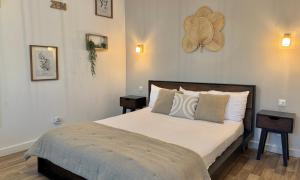 ein Schlafzimmer mit einem großen Bett mit zwei Nachttischen in der Unterkunft Koho SXM - ex Hevea Hotel in Grand Case