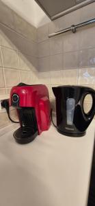 una cafetera roja y negra sentada en un mostrador en Casa Bi', en La Spezia