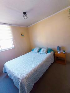 a bedroom with a bed and a window at El Hogar de Catagus in Talcahuano +7 photos
