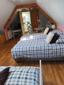 two beds in a room with a attic at les alouettes in Leschelles