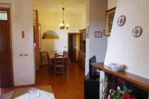 een keuken en eetkamer met een eettafel bij Villetta Casa Fiori - I GERANEI in San Savino +29 foto's