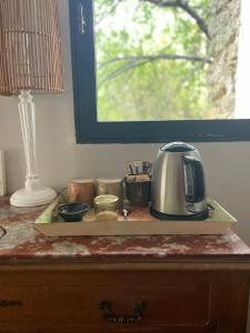 bandeja con tetera y otros artículos en una barra en Maison Loucacia, en Mormoiron 50 fotos más