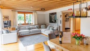 a living room with a couch and a table at Haus Diel - Premium Apartments mit Küche in Pettneu am Arlberg