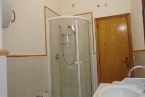 een badkamer met douche en wastafel bij Villetta Casa Fiori - I GERANEI in San Savino