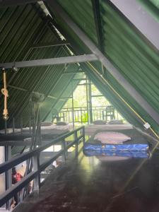 Postel nebo postele na pokoji v ubytování The black hut villa