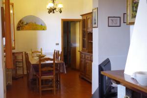 een keuken en eetkamer met een tafel en stoelen bij Villetta Casa Fiori - I GERANEI in San Savino