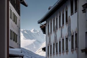 - une vue sur une montagne enneigée depuis un bâtiment dans l'établissement MYALPS Historical, à Oetz