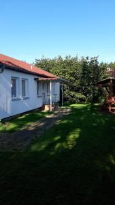a view of a house with a yard at Möblierte Zimmer mit Gemeinschaftsküchen und Wohnungen in Thüringen Wald in Ohrdruf