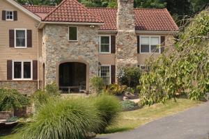 una casa de piedra con techo rojo en Hidden Valley Estate, en Harrisburg