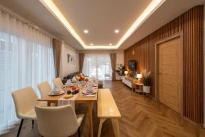 a dining room with a table and chairs at VivaDeva , Pool Villa In Nimman 4BR Near MAYA MALL in Chiang Mai