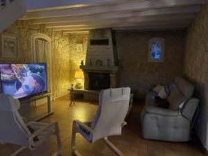 TV a/nebo společenská místnost v ubytování Villa Provençale climatisée près Aix en Provence Piscine securisée alarme
