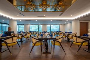 une grande salle à manger avec tables et chaises dans l'établissement Venusgiti Hot Spring Resort & Spa, à Hòa Bình 69 autres photos
