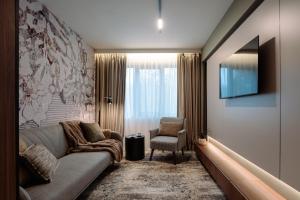 ein Wohnzimmer mit Sofa und Sessel in der Unterkunft Hotel Savior in Vaslui
