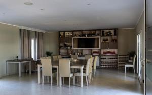 ein Esszimmer mit Tisch und Stühlen in der Unterkunft Bruxelles Guesthouse Craiova in Craiova