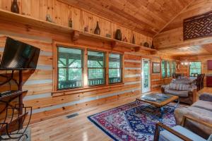 VilasにあるLittle Creek Lodgeの木製の壁のログキャビンリビングルーム