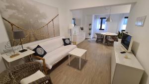 ein Wohnzimmer mit einem weißen Sofa und einem Fernseher in der Unterkunft Arrecife Apartamento centrico in Arrecife