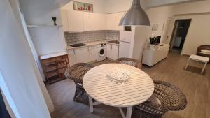 eine Küche mit Tisch und Stühlen in einem Zimmer in der Unterkunft Arrecife Apartamento centrico in Arrecife