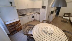 eine Küche mit einem Tisch und einigen Stühlen sowie eine Küche mit einem Tisch in der Unterkunft Arrecife Apartamento centrico in Arrecife + 12 Fotos