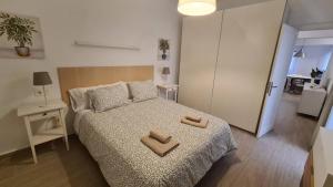 ein Schlafzimmer mit einem Bett, auf dem zwei Handtücher liegen in der Unterkunft Arrecife Apartamento centrico in Arrecife