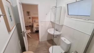 ein weißes Badezimmer mit Toilette und Waschbecken in der Unterkunft Arrecife Apartamento centrico in Arrecife