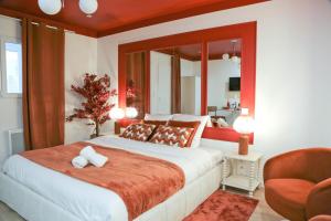 Postel nebo postele na pokoji v ubytování L'Écrin Rouge Escapade Romantique et Balnéo Privé