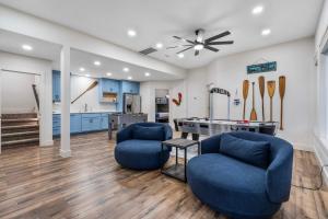 - un salon avec deux chaises et un billard dans l'établissement Van Kirk Cove - 6 BDR Stunner, à Branson West
