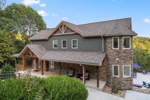 une maison en briques avec un toit dans l'établissement Van Kirk Cove - 6 BDR Stunner, à Branson West