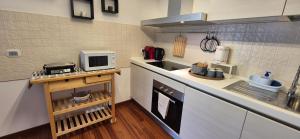 una pequeña cocina con encimera y microondas en Casa Bi', en La Spezia