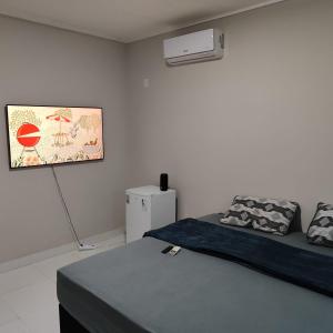 a bedroom with two beds and a air conditioner at Refúgio Urbano in Ji-Paraná